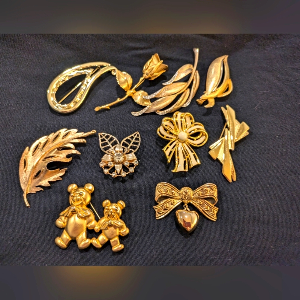 Lot 10 Brooches